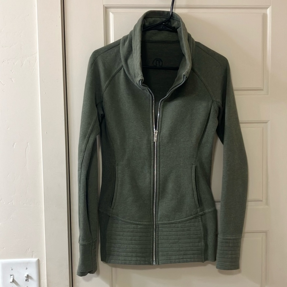 Lululemon radiant hoodie sweater size 4